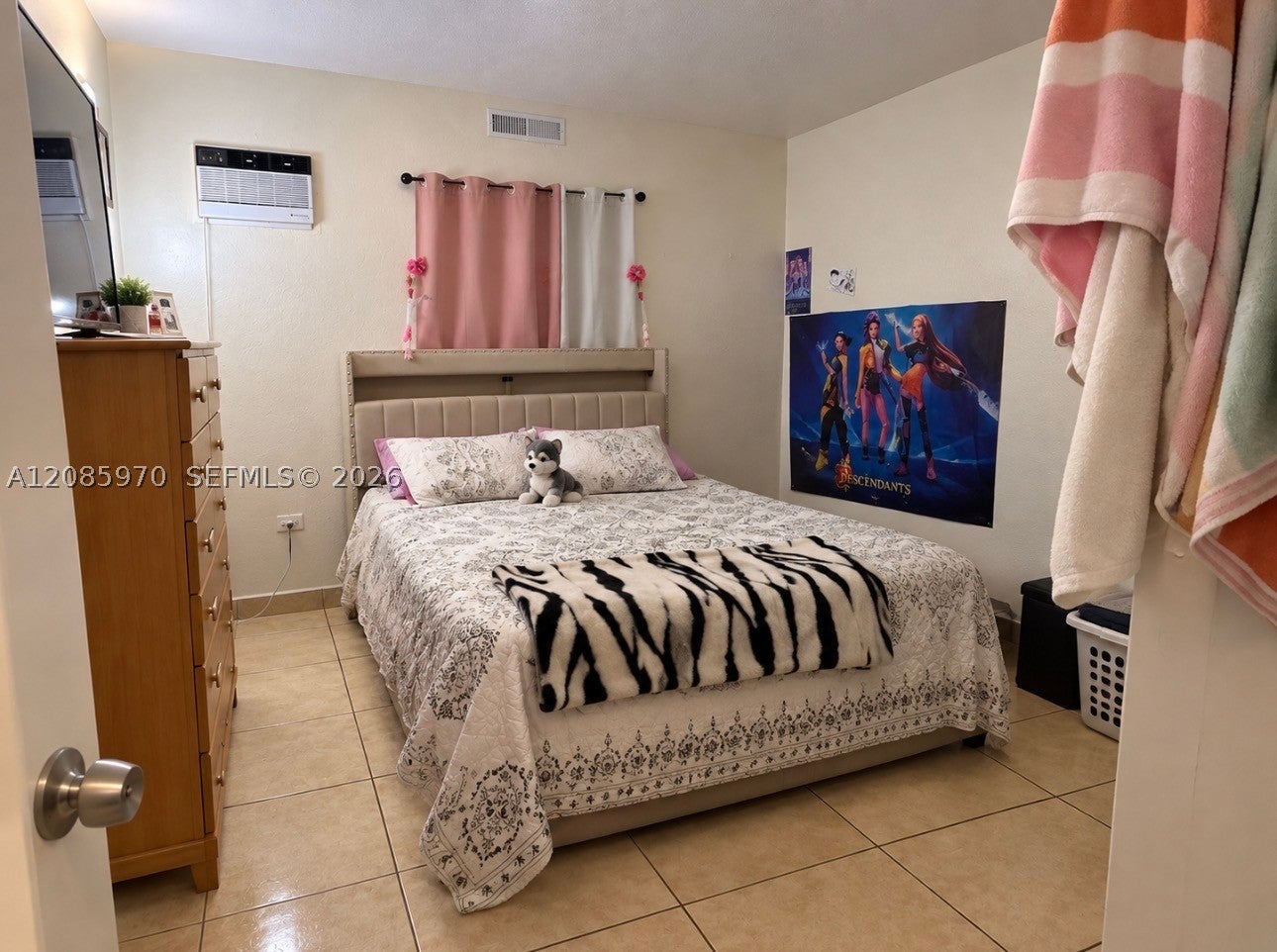 View photos, virtual tours, details... 1010 E 8th Ct