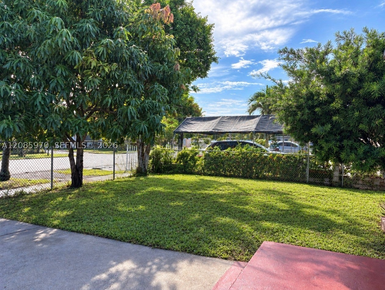 1010 E 8th Ct