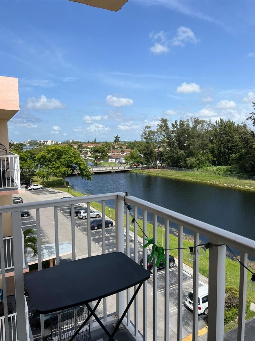 Beautiful 1/1 apartment, looking lake, Excellent for investors or living, laundry facilities on site, convenience location to main transportation, 2 miles to the beach
don't miss it