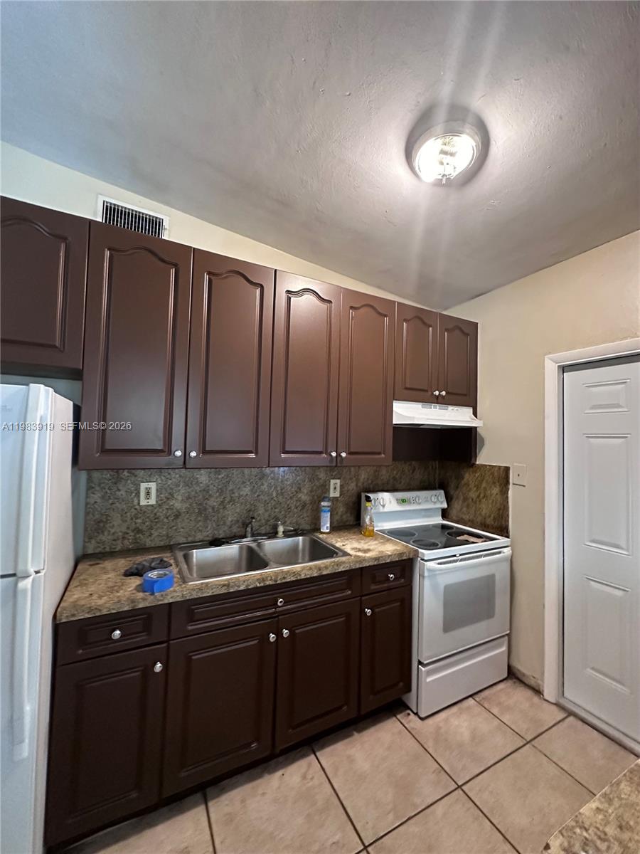 BROWARD MANOR - Residential Lease