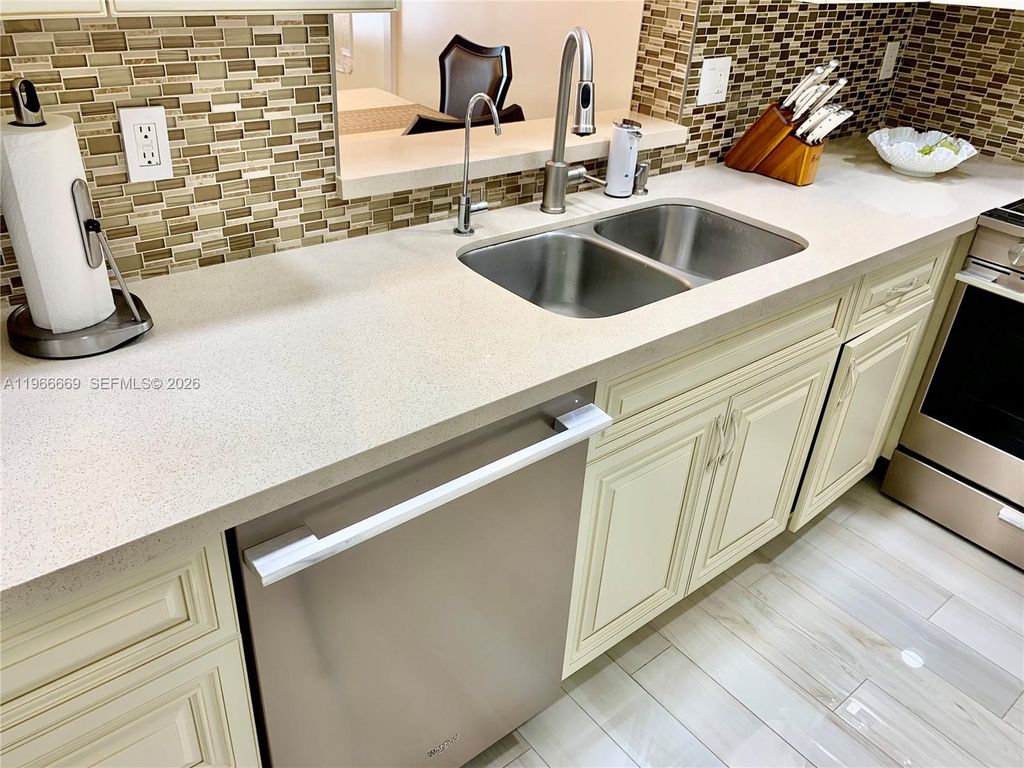 Photo of 619 NE 14th Ave #301, Hallandale Beach, FL 33009 (MLS # A11966669)