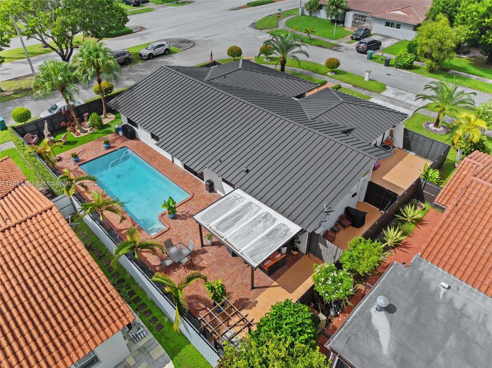 INTERNATIONAL GARDENS SEC - Residential