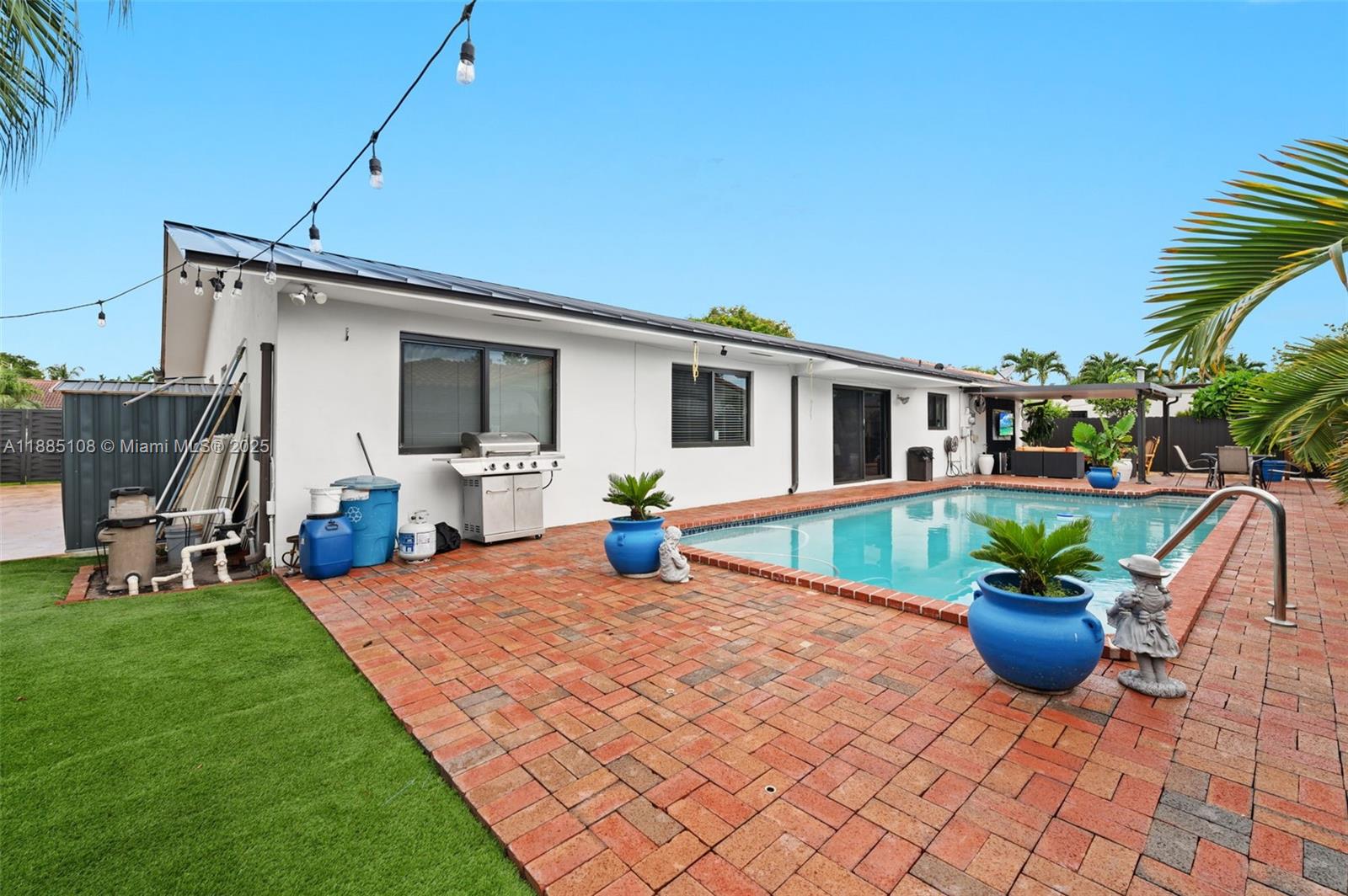 INTERNATIONAL GARDENS SEC - Residential