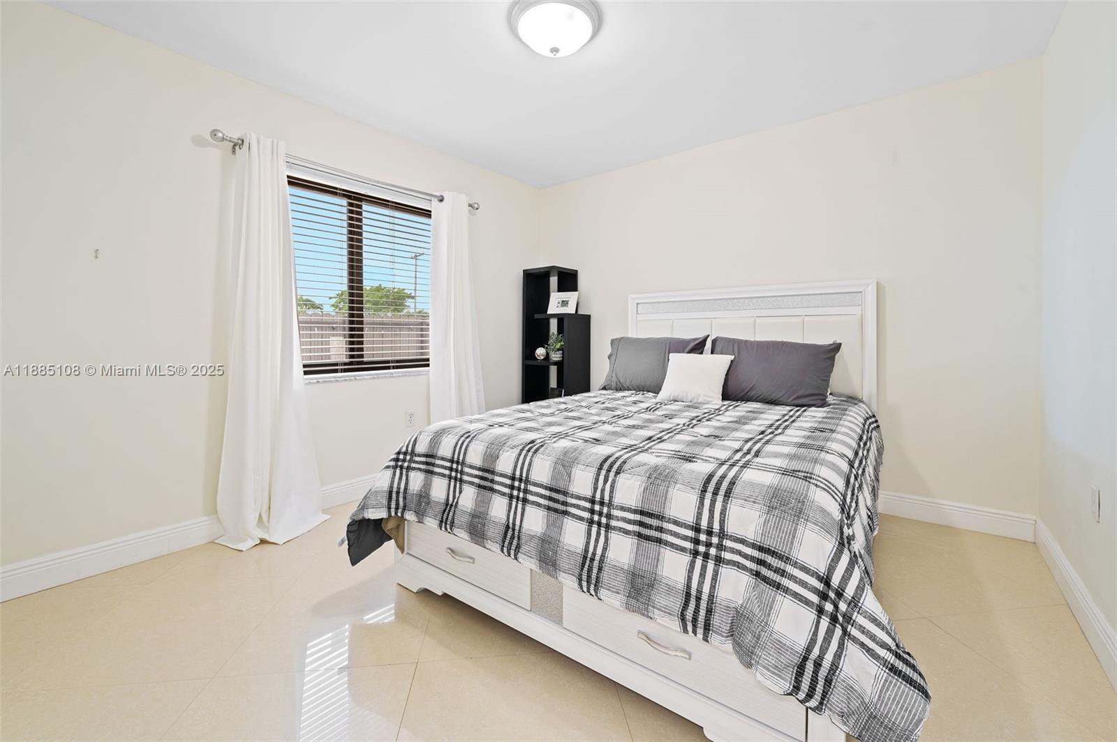 INTERNATIONAL GARDENS SEC - Residential