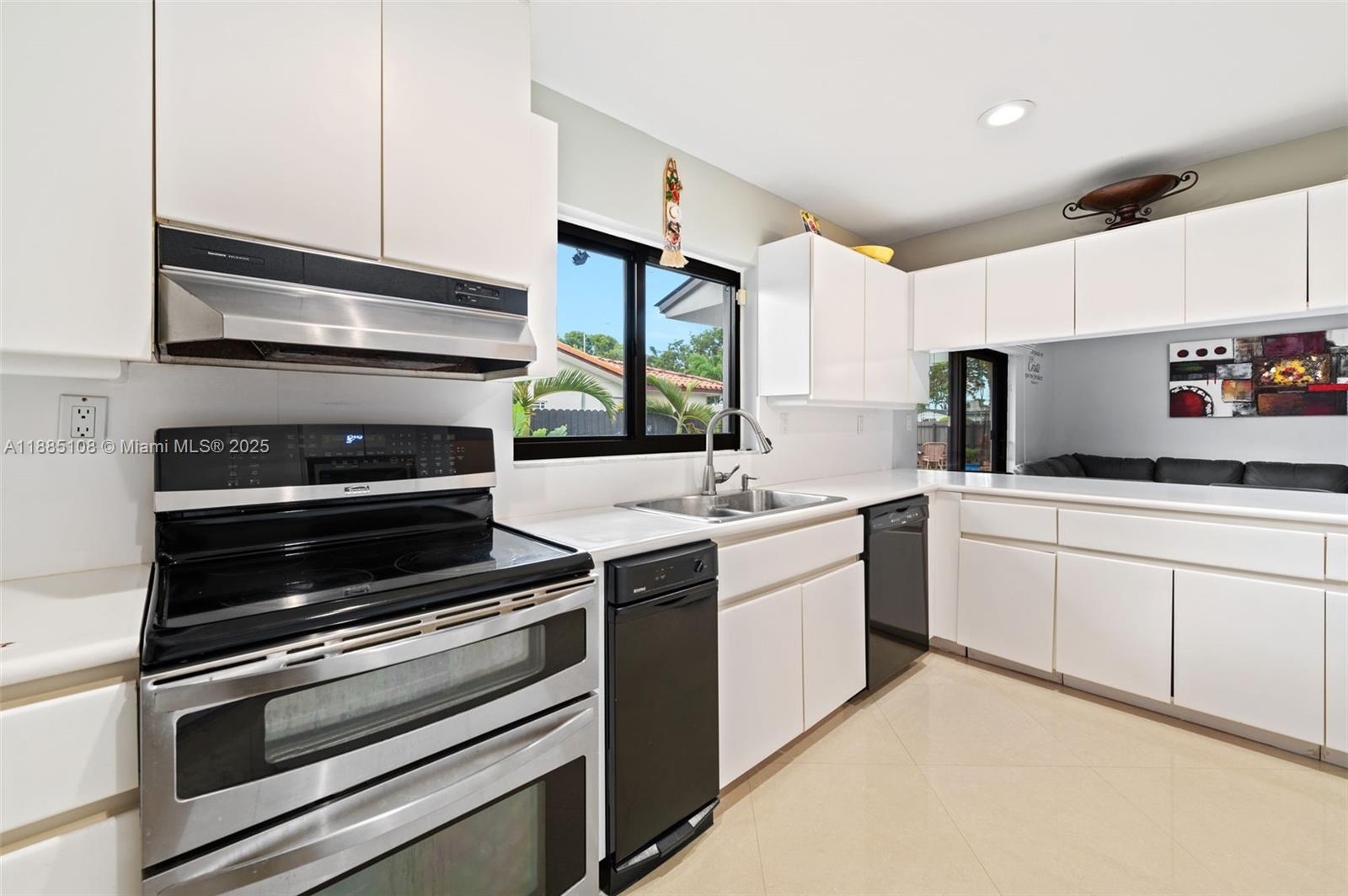 INTERNATIONAL GARDENS SEC - Residential