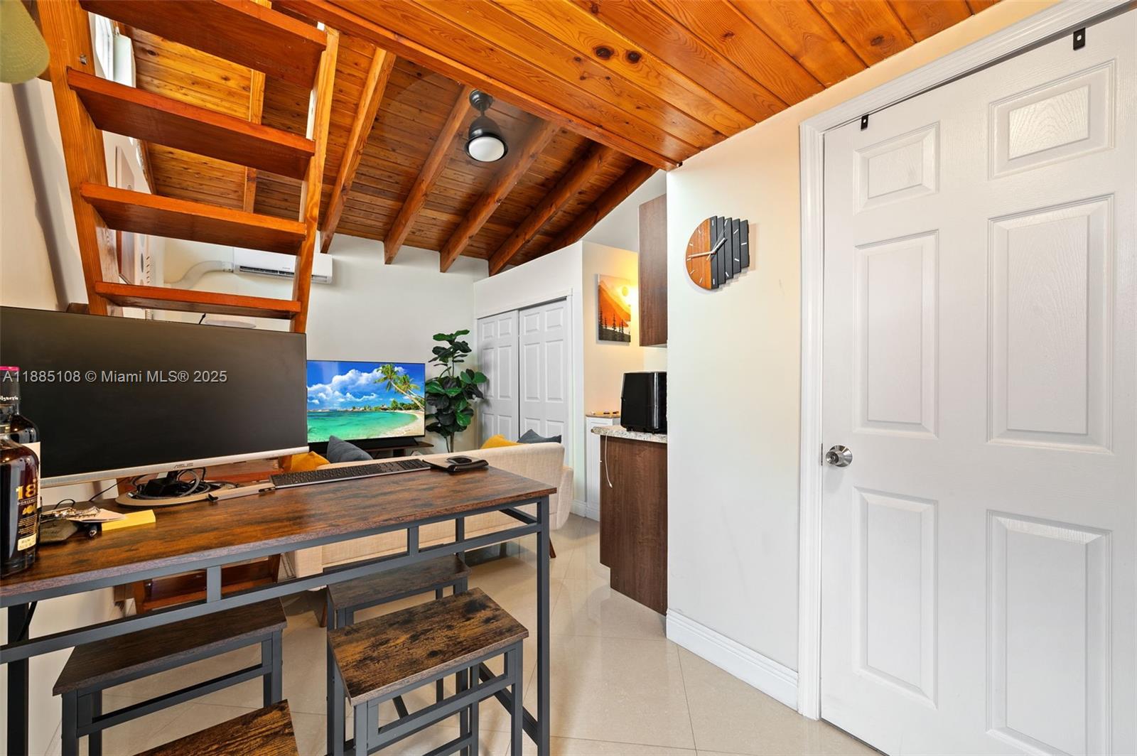 INTERNATIONAL GARDENS SEC - Residential