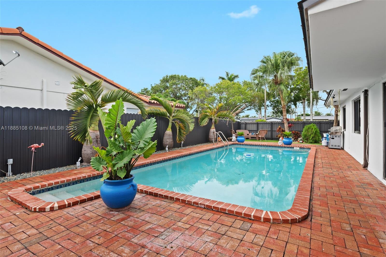 INTERNATIONAL GARDENS SEC - Residential