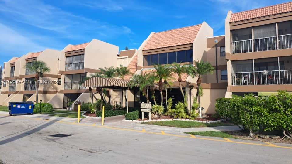 EXCELLENT NEWLY REMODELED 1 BEDROOM 1 BATHROOM APARTMENT IN THE HEART OF WESTON. THIS
APARTMENT HAS AN OPEN KITCHEN AND INCLUDES A WASHER AND DRYER INSIDE THE PROPERTY. SWIMMING
POOL. LOCATION!!!!CLOSE TO SHOPPING CENTERS AND I75 HIGHWAY. THE CITY HAS A+ SCHOOLS.
CREDIT SCORE OVER 690