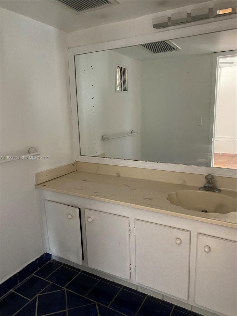 CRICKET CLUBHOUSE CONDO - Residential