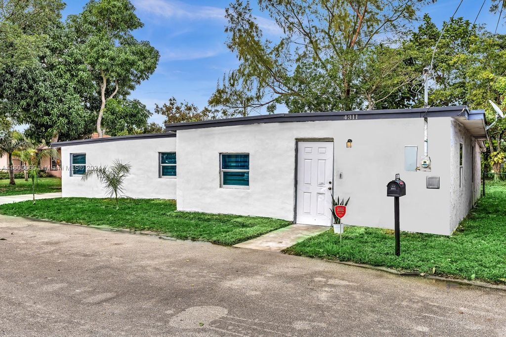 Photo of 4311 SW 57th Ter, Davie, FL 33314 (MLS # A11605566)
