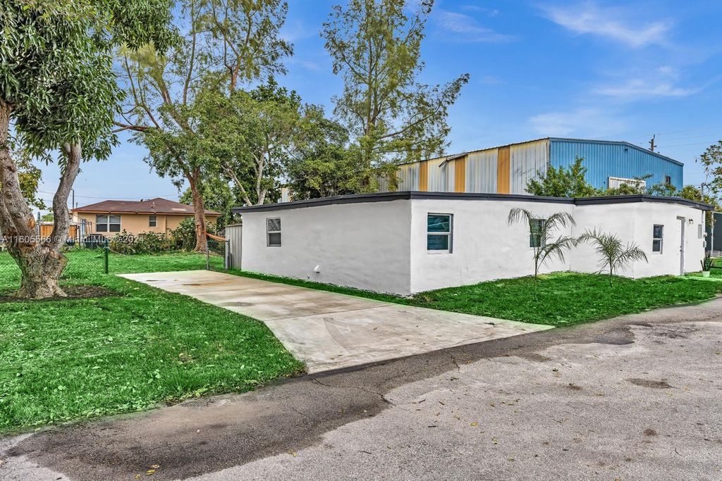 Photo of 4311 SW 57th Ter, Davie, FL 33314 (MLS # A11605566)