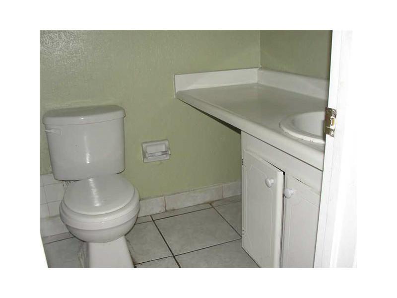 LOS PALACIOS BY MIAMI LAK - Residential Lease