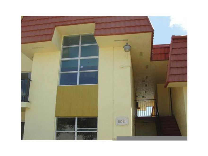 BEAUTIFULL APARTMENT AT LOS PALACIOS BY MIAMI LAKES.  SECOND FLOOR TOWNHOUSE.  TILE THROUGOUT.  GRANITE KITCHEN COUNTER WITH WOODEN GABINETS.  CENTRALLY LOCATED.