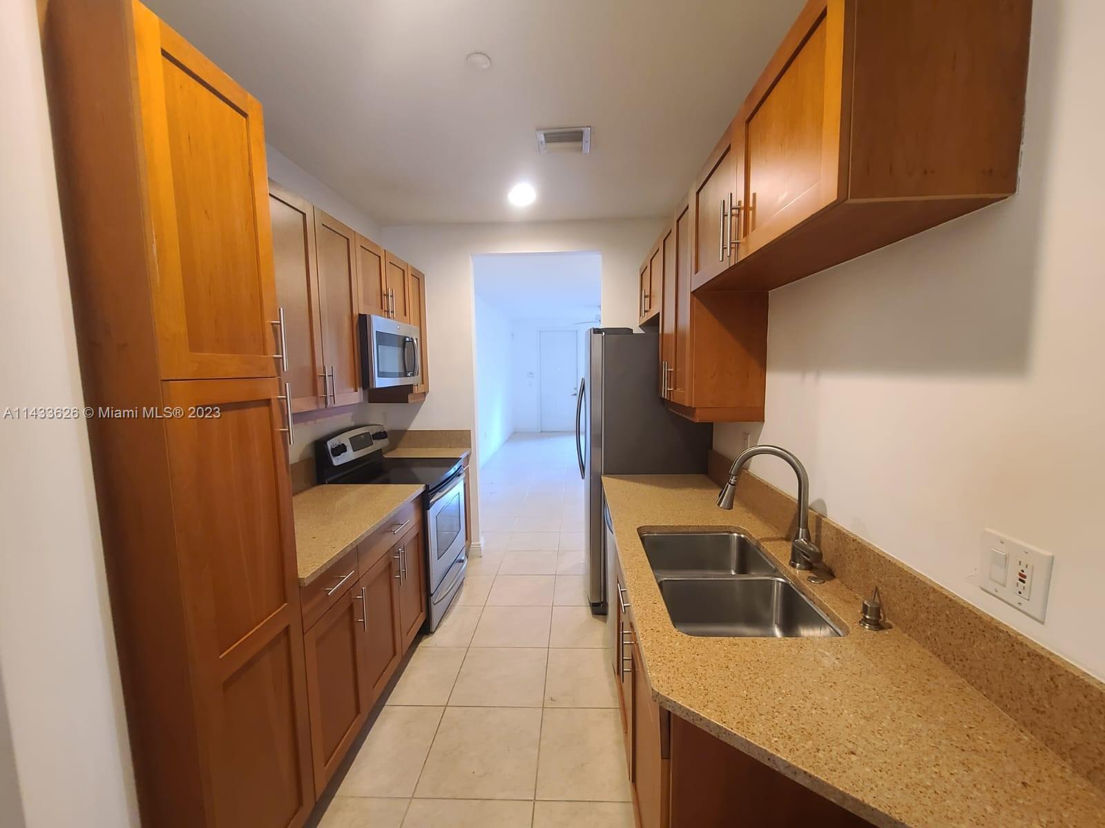 BEAUTIFUL LARGE 1/1 IN THE VILLAGE AT SAILBOAT BEND IN FORT LAUDERDALE. THE UNIT IS IN GREAT
CONDITION. FEATURING NEWER KITCHEN, STAINLESS STEEL APPLIANCES, TILE FLOORING, WASHER/DRYER AND MUCH MORE.