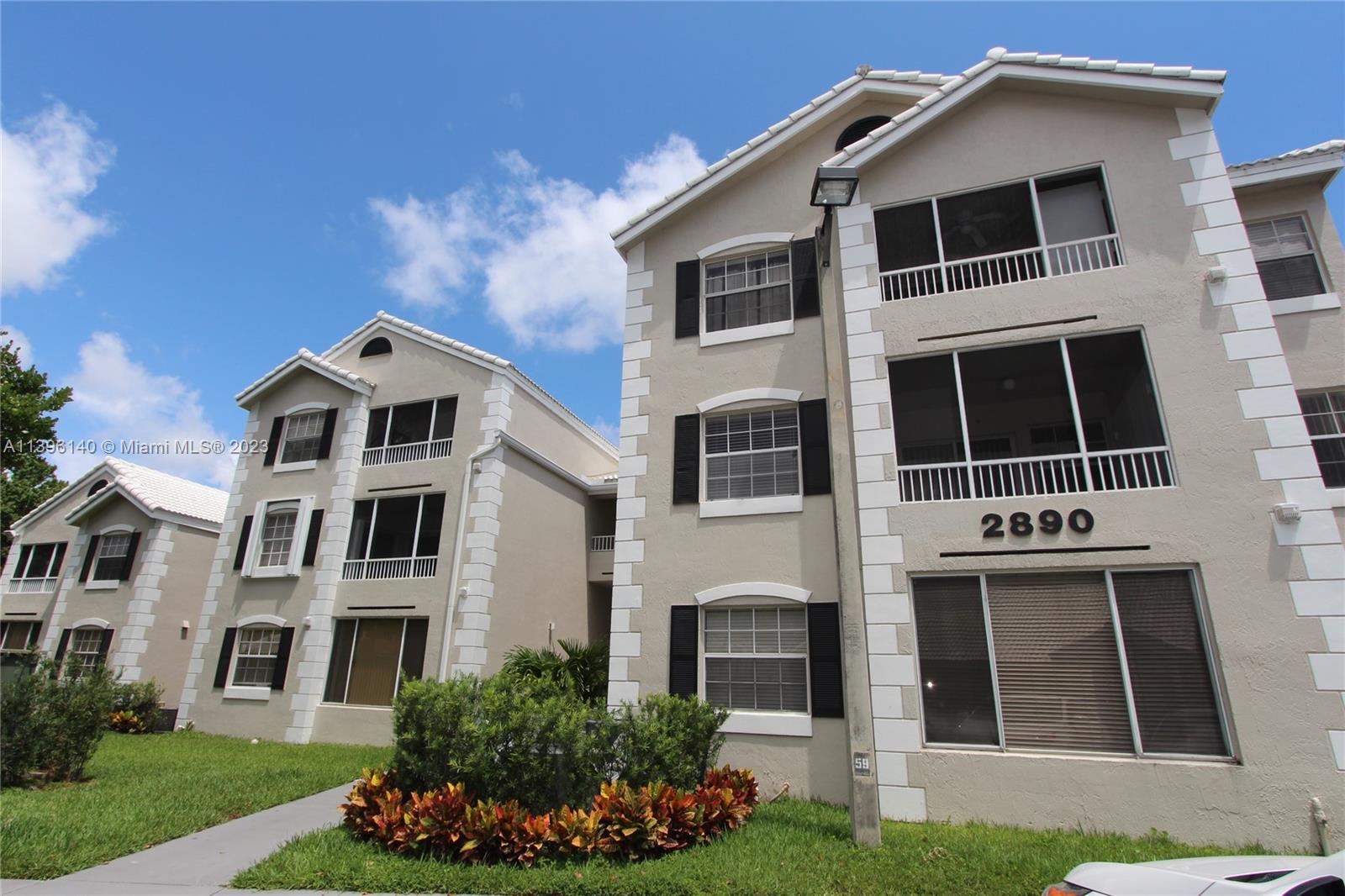NICE 2/2/ UNIT AT LAKEVIW CLUB. SPACIOUS AREAS, GARDEN VIEW, CERAMIC AND LAMINATE FLOORS, UP TO 2 PARKING SPOTS. ENJOY THE AMENITIES AND COMMUNITY'S BEAUTY.
