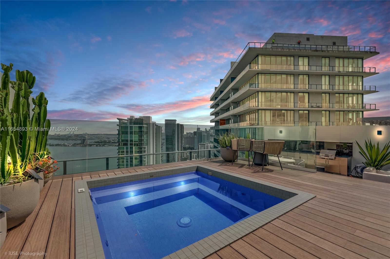 PARAISO BAY CONDO - Residential
