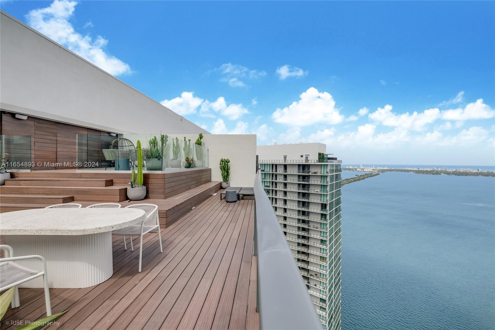 PARAISO BAY CONDO - Residential