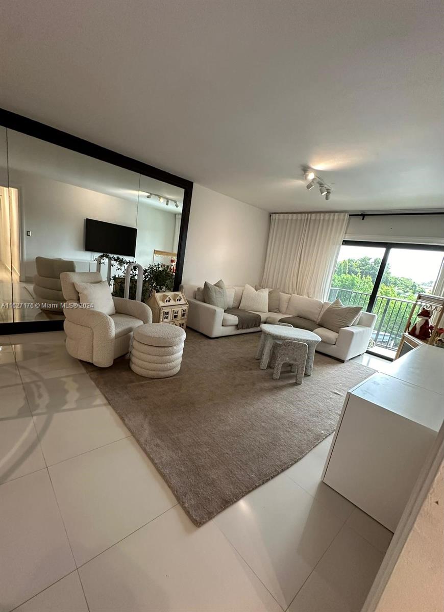 EDGEWATER EAST CONDO APTS - Residential Lease