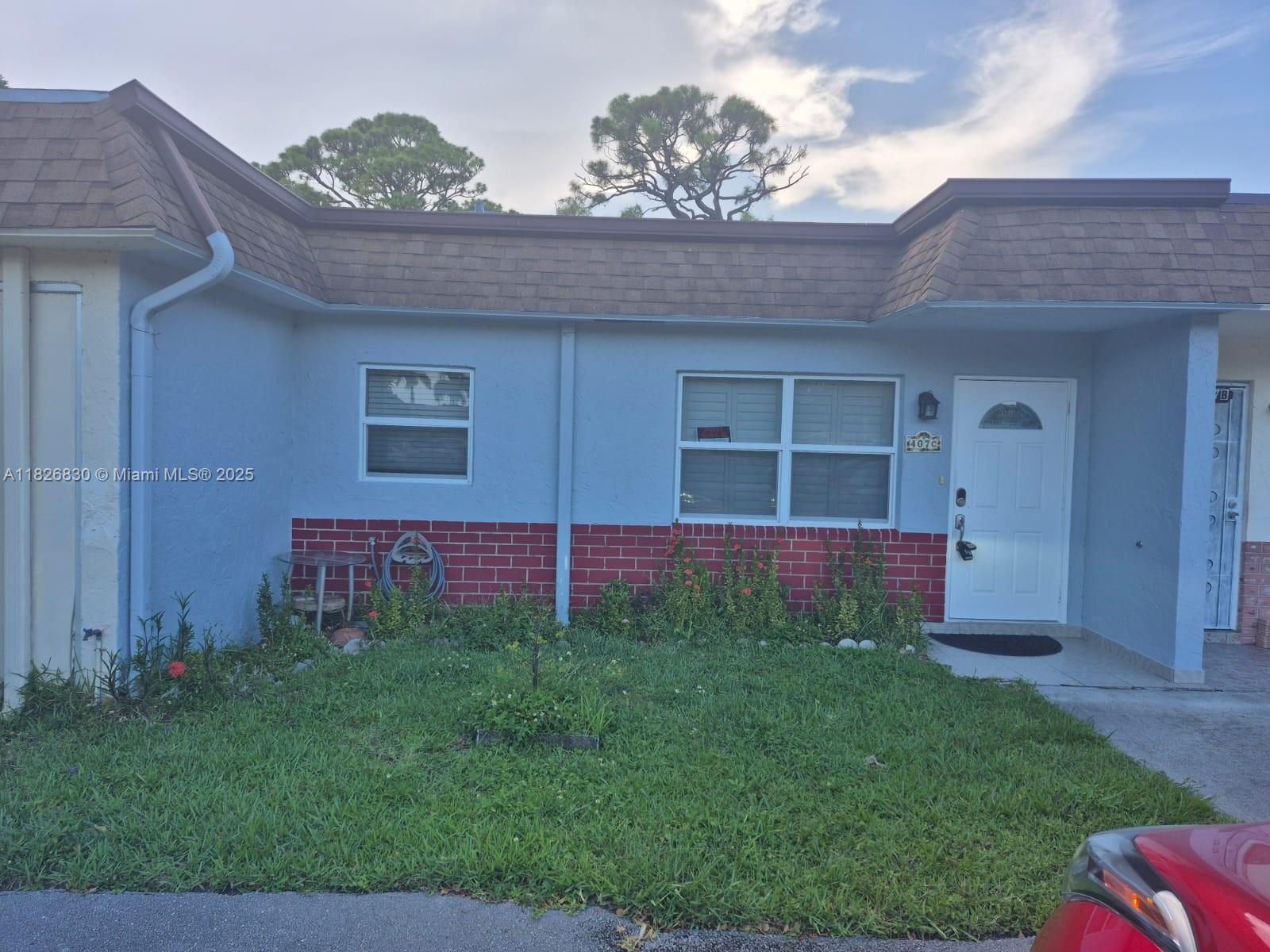 Welcome to your new home! This beautifully maintained 1-bedroom, 1-1/2 bath Villa offers the perfect blend of comfort, convenience, and style. Nestled in a quiet, well-connected neighborhood in the heart of Deerfield Beach, This property features beautiful Vinil Floors, updated Kitchen with Built-in Cabinets and granite Counter tops, besides the Room there's an extra space with AC and closet to be use as a guest Room or a home Office.
Each bedroom is generously sized with ample closet space, and the updated bathroom adds a touch of Comfort, with contemporary finishes. Additional perks include in-unit laundry, central heating and air conditioning, and assigned parking. Located just minutes from the Beach & the International fishing Pier, shops, restaurants, and parks.