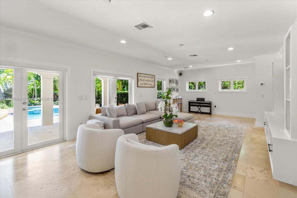 UNIVERSITY ESTATES - Residential