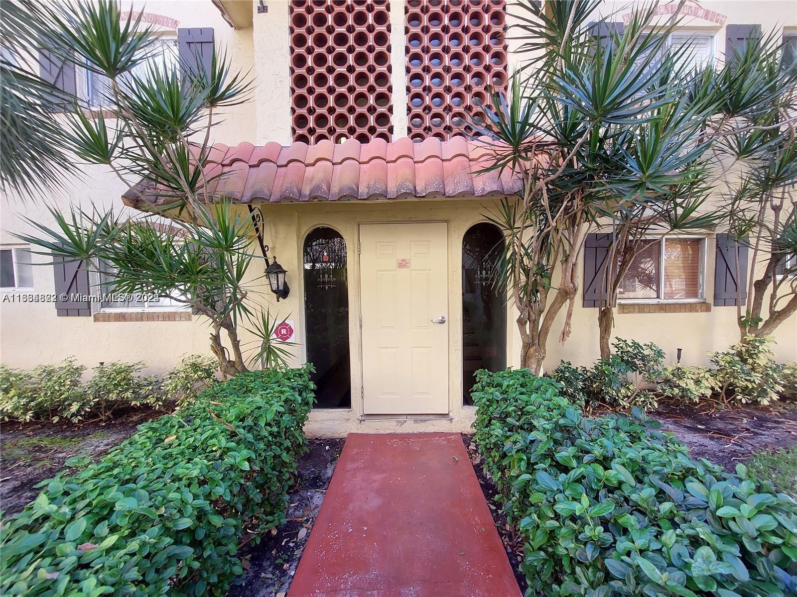 GREAT CONDO IN BEAUTIFUL BARCELONA NORTH COMMUNITY! SECOND FLOOR 1/1 WITH ENCLOSED PATIO AND
TILED THROUGHOUT AND CARPET IN BEDROOM. WALK IN CLOSET PLUS TWO ADDITIONAL. BEAUTIFUL
GARDENS, POOL AREA, BBQ PATIO, AND TENNIS COURTS. STEPS TO SHOPPING AND PUBLIC TRANSPORTATION.
SEND YOUR OFFER!