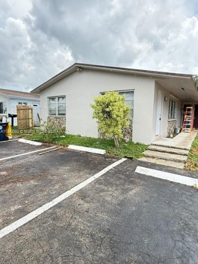 THIS 2/1 IS A MUST IN THE HEART OF DANIA BEACH. FRESHLY PAINTED AND CLEANED AND READY FOR MOVE
IN. CLOSE TO MAJOR HIGHWAYS AND FINE DINING. HARD ROCK CASINO & HOTEL, A1A, AND PLACES OF
WORSHIPS ARE ALSO CLOSE IN AREA. YOU'LL LOVE IT. SCHEDULE AN APPOINTMENT IMMEDIATELY!