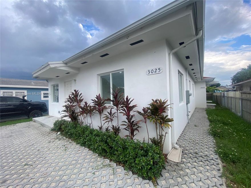 Brand New Construction completed in 2025. This tasteful duplex is an incredible investment property that consists of a spacious 2B/1B and a 3B/2B. Take advantage of lucrative lease rates in a new building with a large driveway, private yard, tasteful interior finishes, 2 electric meters and 2 electric water heaters. Call the listing agent to schedule a tour. Will not last!!