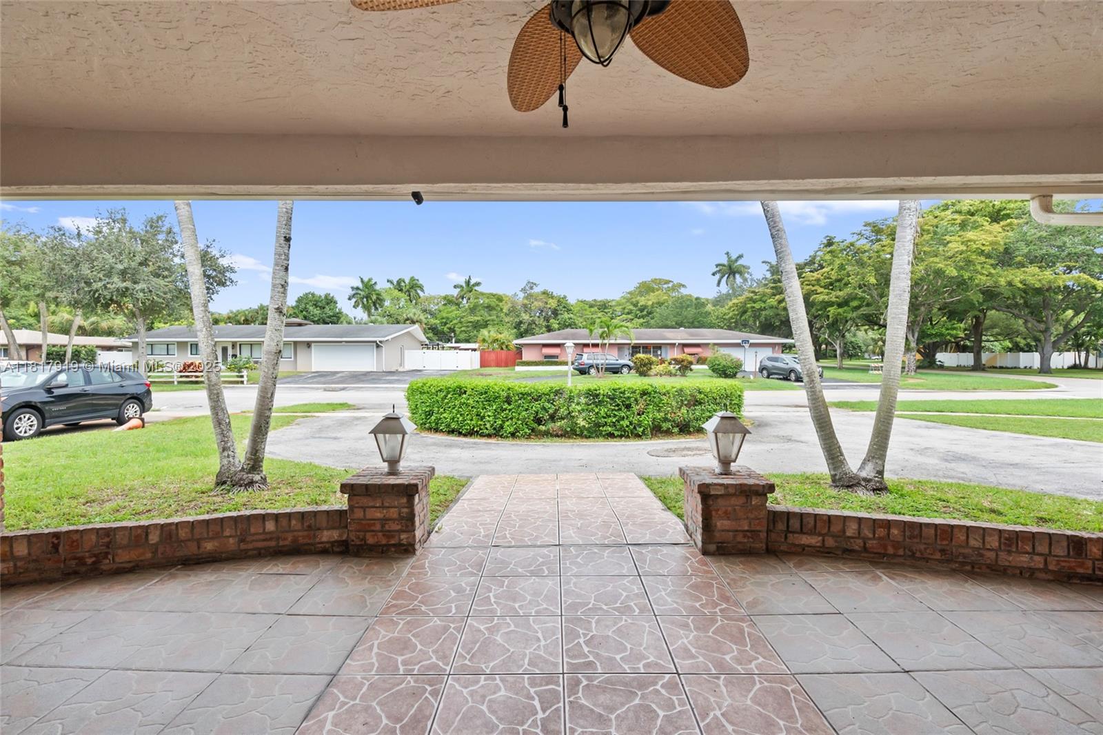 736 Ixora Ln