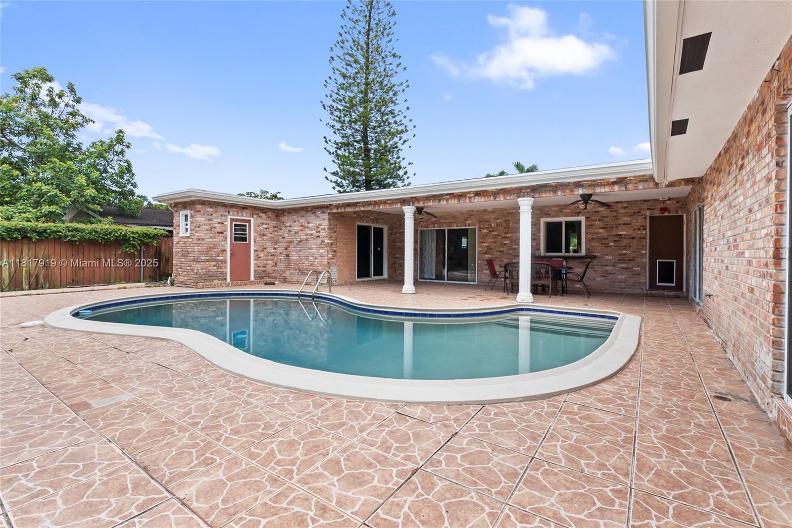 736 Ixora Ln