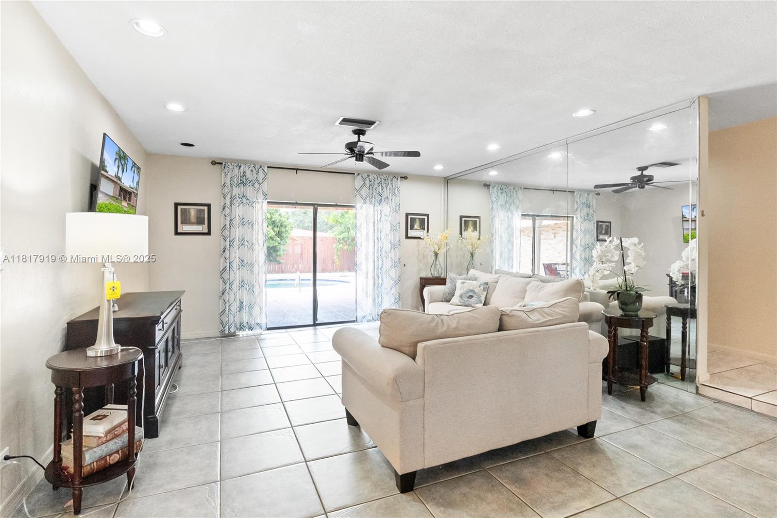 736 Ixora Ln