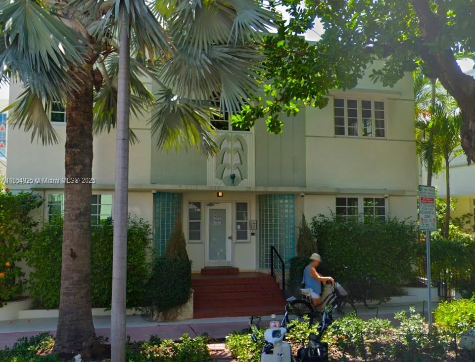 Charming Studio in Prime South of Fifth – 2 Blocks from the Beach
Live in one of Miami Beach’s most sought-after neighborhoods! This freshly painted studio is located on tree-lined Meridian Avenue in the heart of the highly desirable South of Fifth (SoFi) district—just two blocks from the ocean. Enjoy the comfort of central AC, the convenience of an in-unit washer and dryer, and the charm of a quiet residential street steps from world-class dining, parks, and nightlife. A perfect blend of location and lifestyle in South Beach.
Unit can be rented Unfurnished or Partially furnished.
