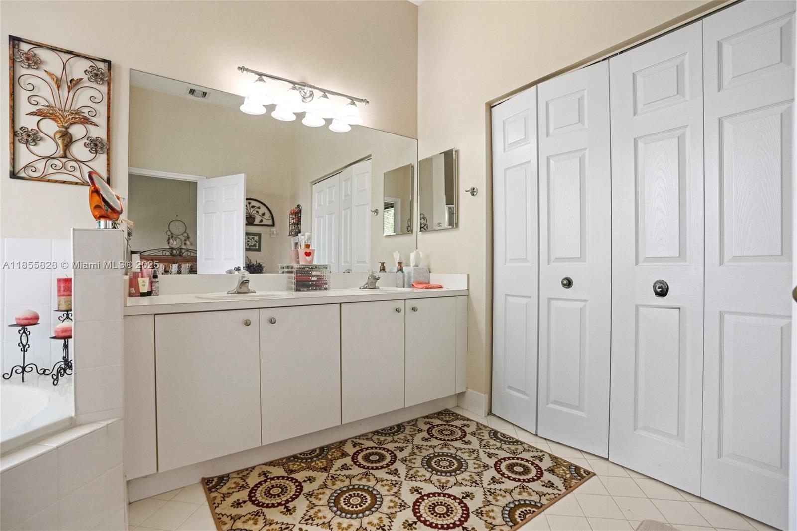 LAKES BY THE BAY AMBER - Residential