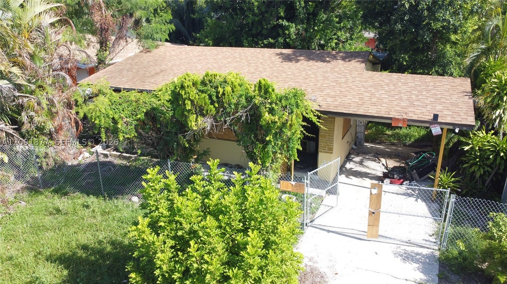 Photo of 5205 Wiley St, Hollywood, FL 33021 (MLS # A12091877)