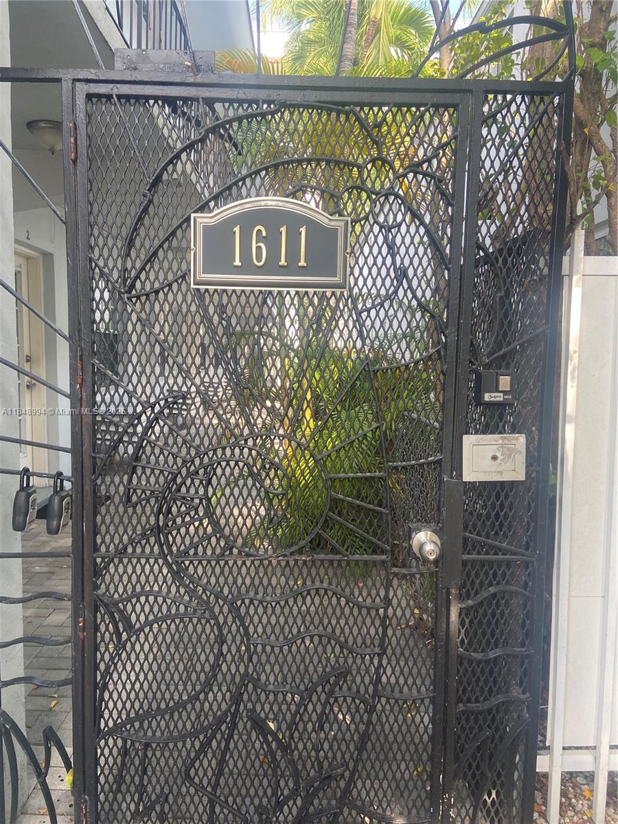 Nice and clean studio in SOBE next to iconic Lincoln Road. Equipped with Washer & Dryer, Fridge, electric stove, microwave and TV.
Two weeks approval by Association.