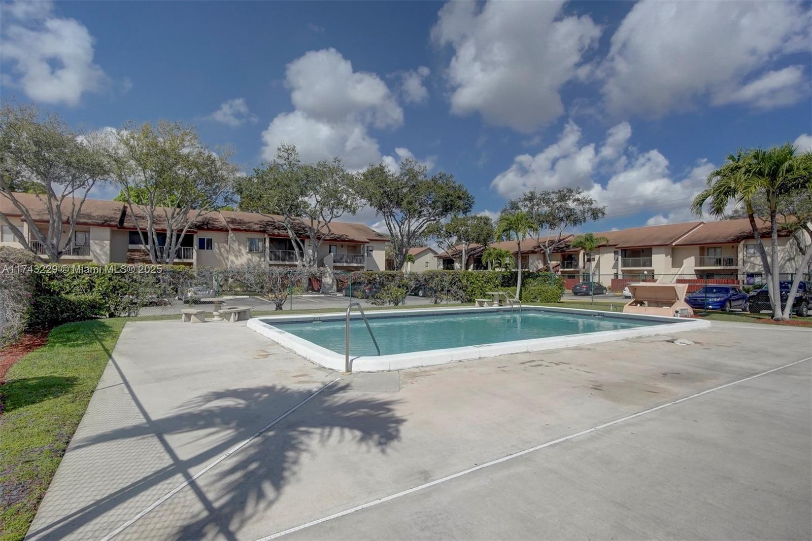 ROYALE GARDENS CONDO - Residential