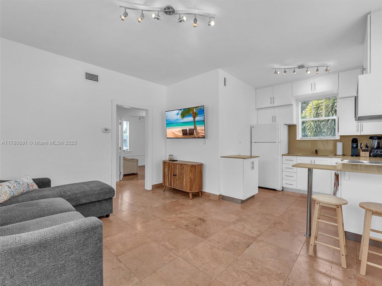 Rental Property at 935 Meridian Ave 3, Miami Beach, Miami-Dade County, Florida - Bedrooms: 2 
Bathrooms: 1  - $2,850 MO.
