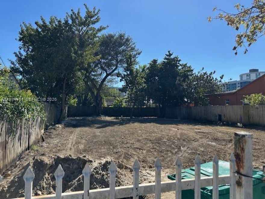 Great opportunity to build a duplex in the regentrifying Allapattah submarket. 5,995 SF lot.