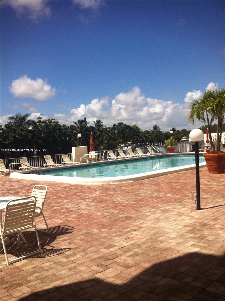 401 Golden Isles Dr 810