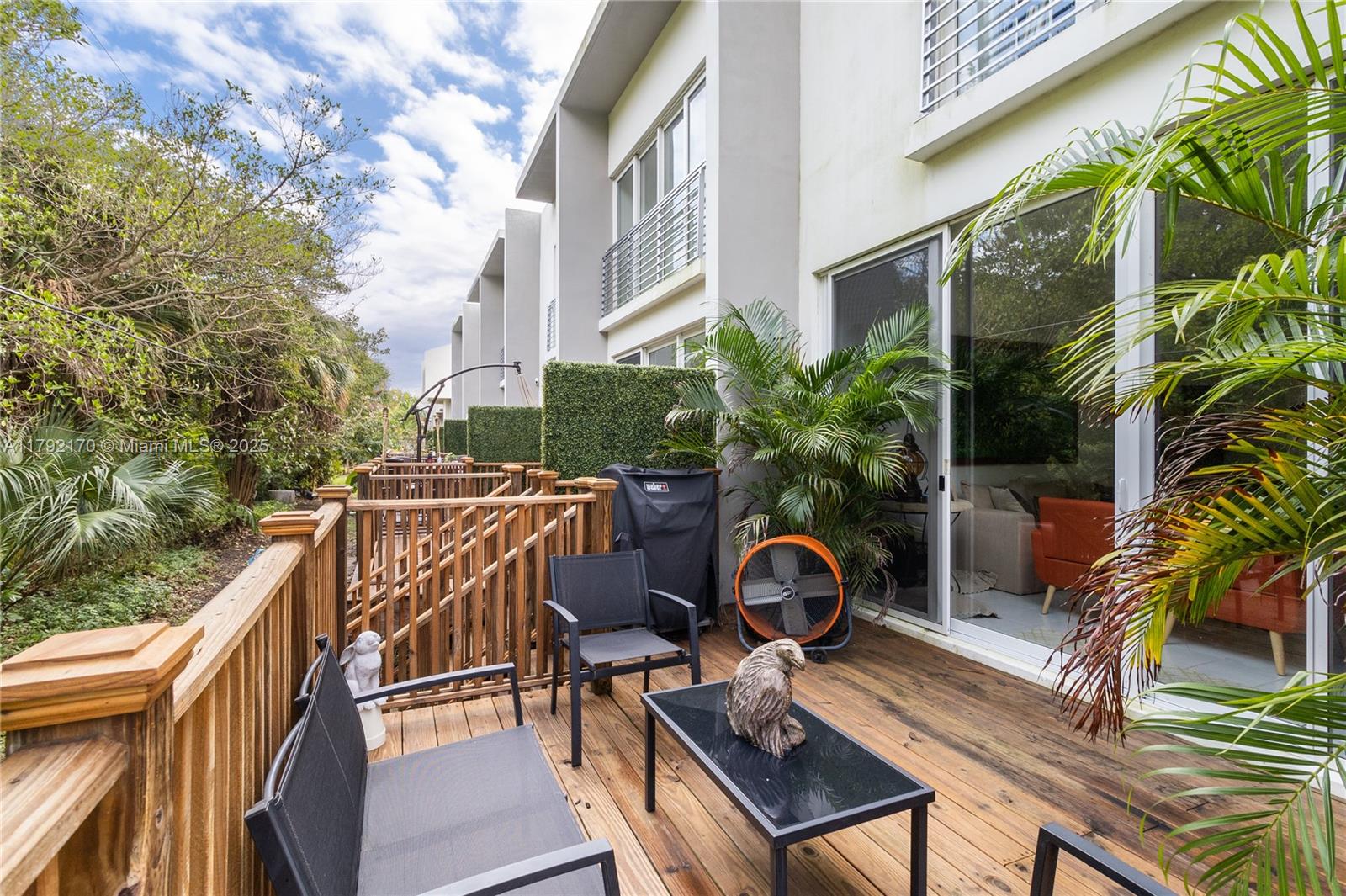 2475 NE 135th St .