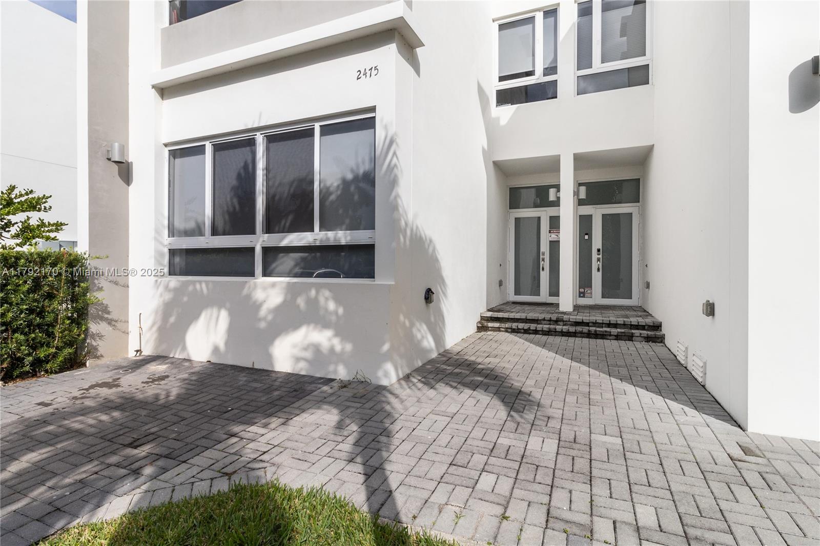 2475 NE 135th St .