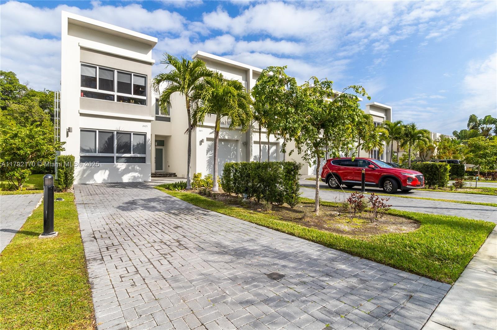 2475 NE 135th St .