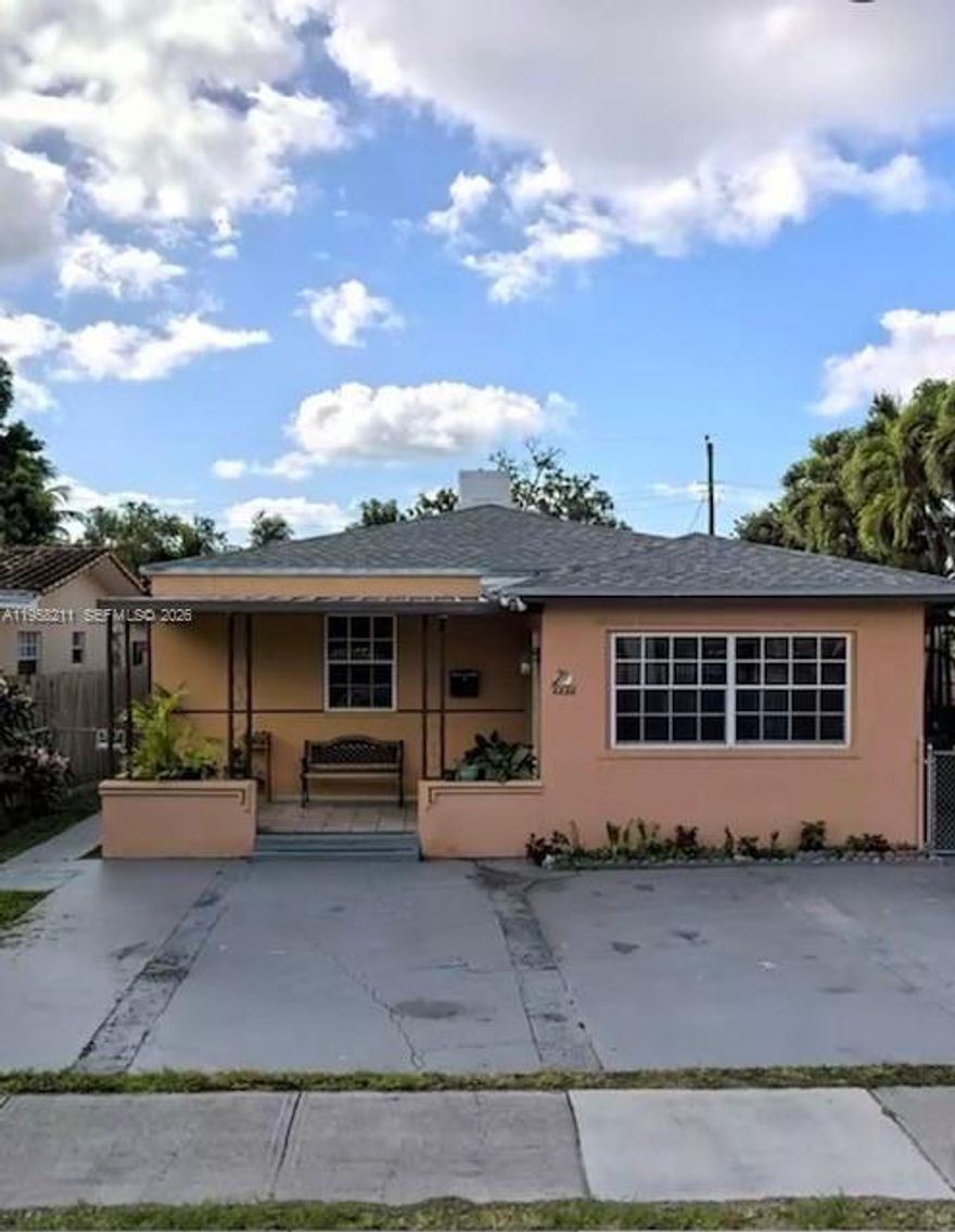Newly remodeled efficiency in a very desirable neighborhood. Located the heat of Miami, close to Downtown, Little Havana, Coconut Grove and Coral Gables. Water and electricity included in monthly rent. Won't last !!! contact via text message.