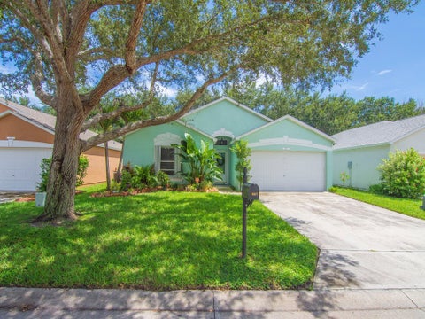3 beds bed, 2 baths bath property at 1007 E 13th Square, Vero Beach, FL 32960