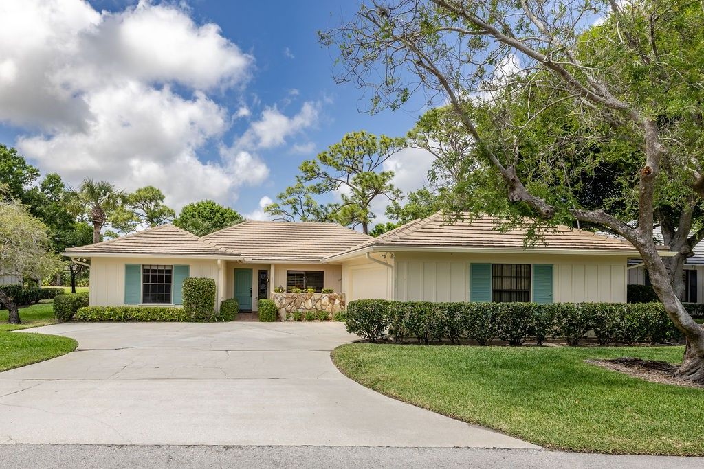 Photo of 111 Prestwick Circle, Vero Beach, FL 32967 (MLS # 291685)
