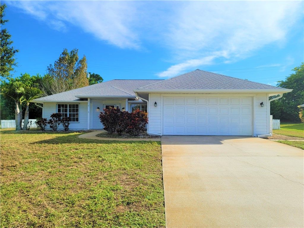 Photo of 147 S 19th Circle SW, Vero Beach, FL 32962 (MLS # 291198)
