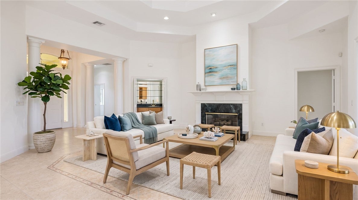 880 Saint James Lane