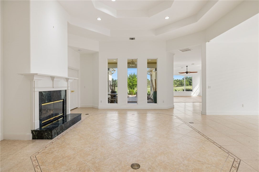 880 Saint James Lane