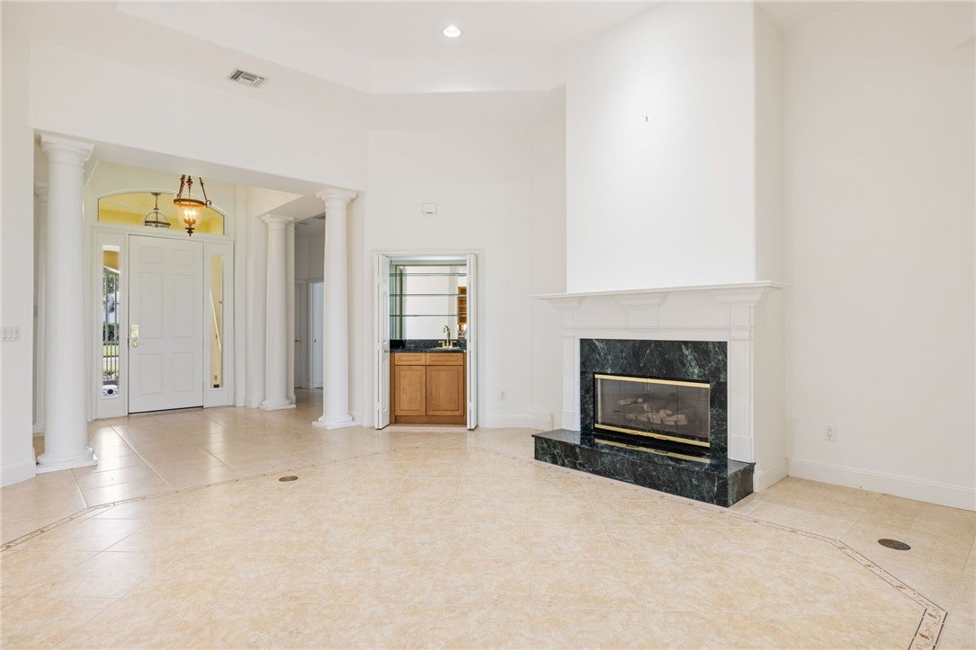 880 Saint James Lane