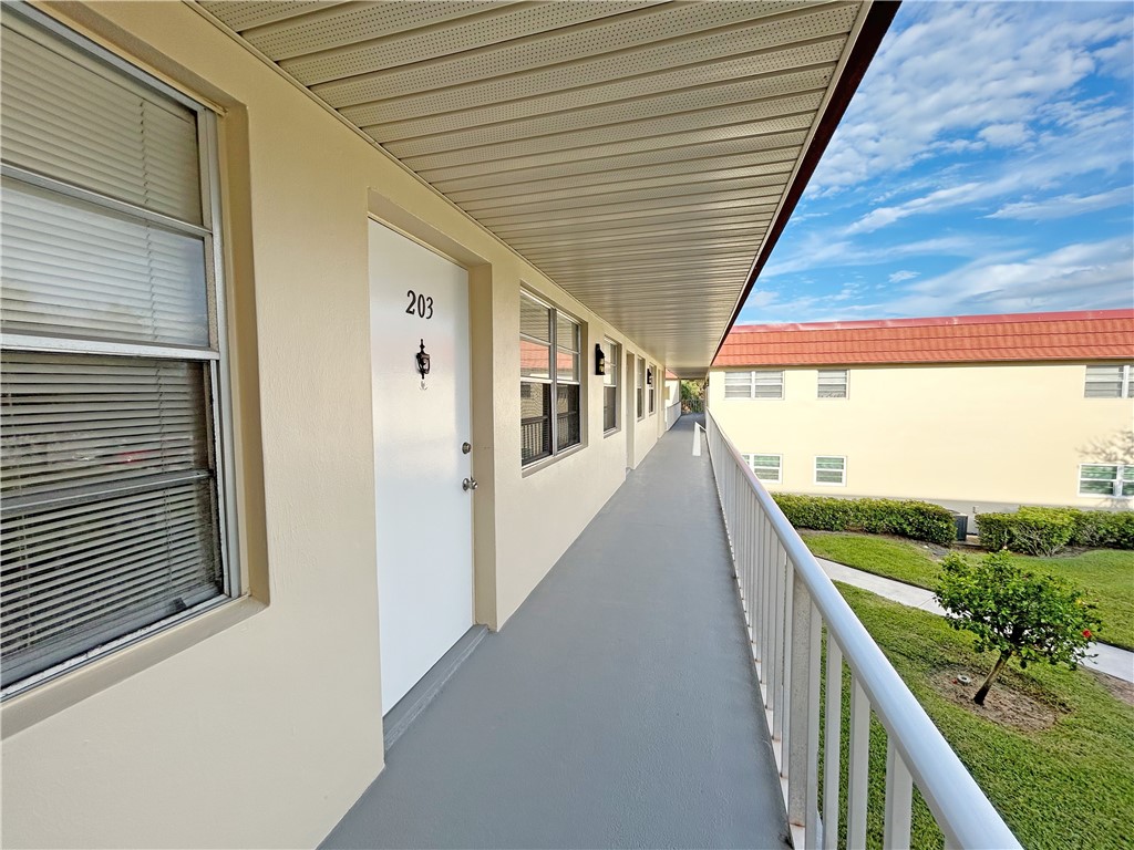 Vero Beach, Florida 32962, United States, 1 Bedroom Bedrooms, ,2 BathroomsBathrooms,Residential,Pending,28715