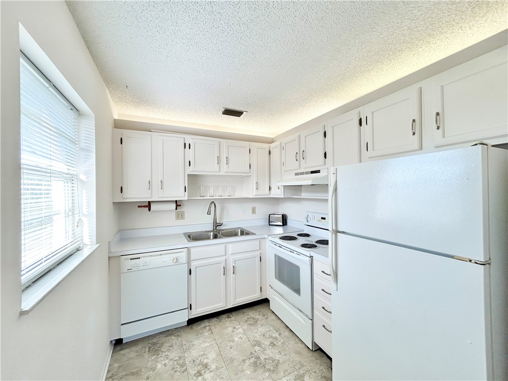 Vero Beach, Florida 32962, United States, 1 Bedroom Bedrooms, ,2 BathroomsBathrooms,Residential,Pending,28715